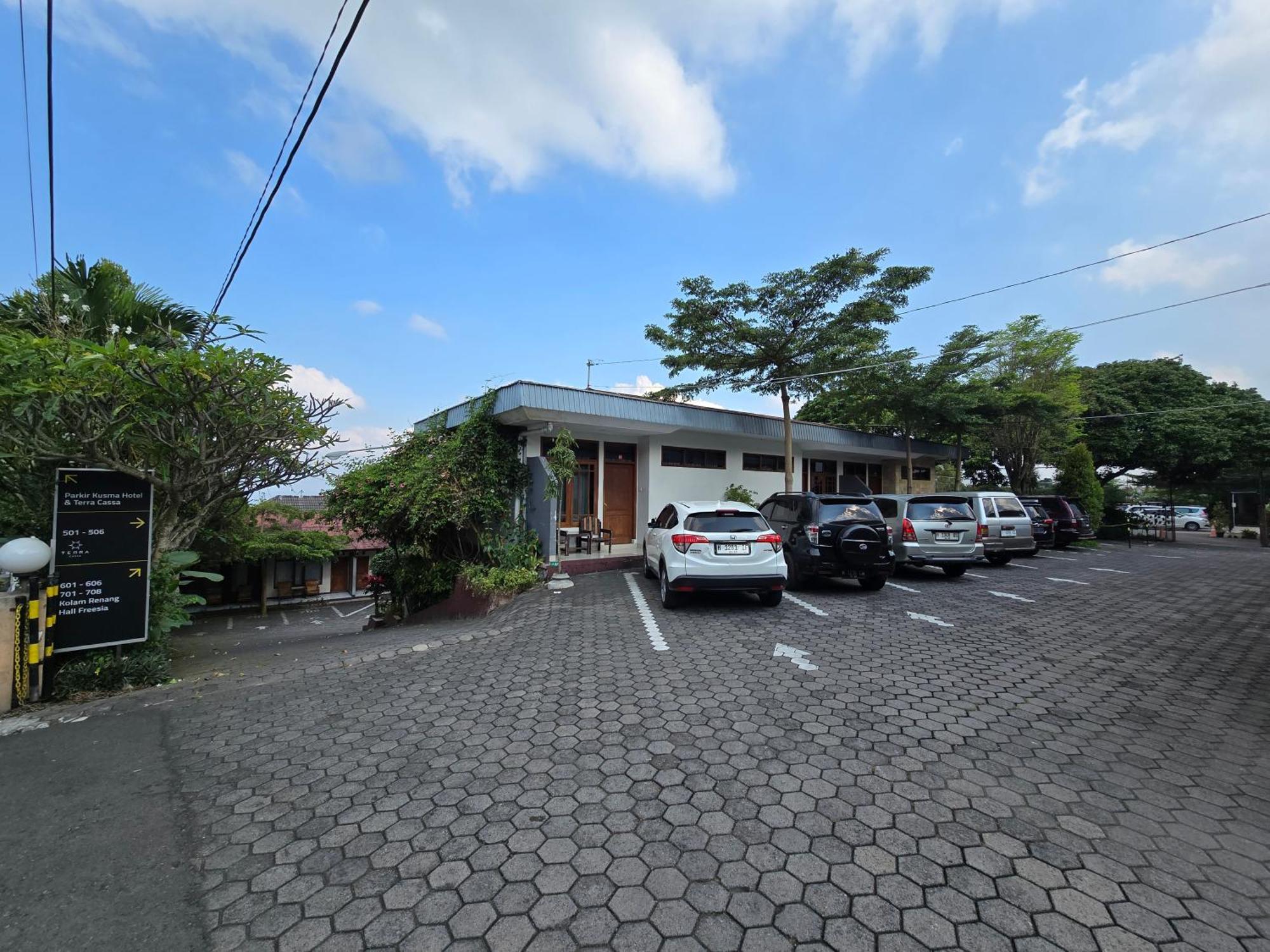 Kusma Hotel Bandungan Semarang Exterior foto
